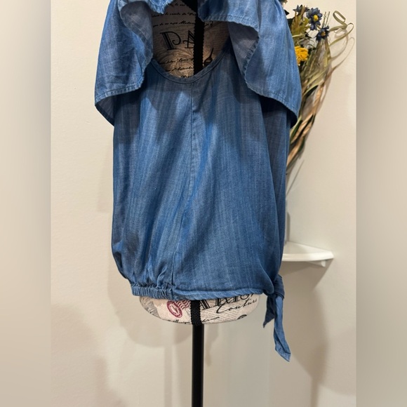 Crown & Ivy Blue Ruffled neckline Blouse with Tie Front size Large - Picture 4 of 8